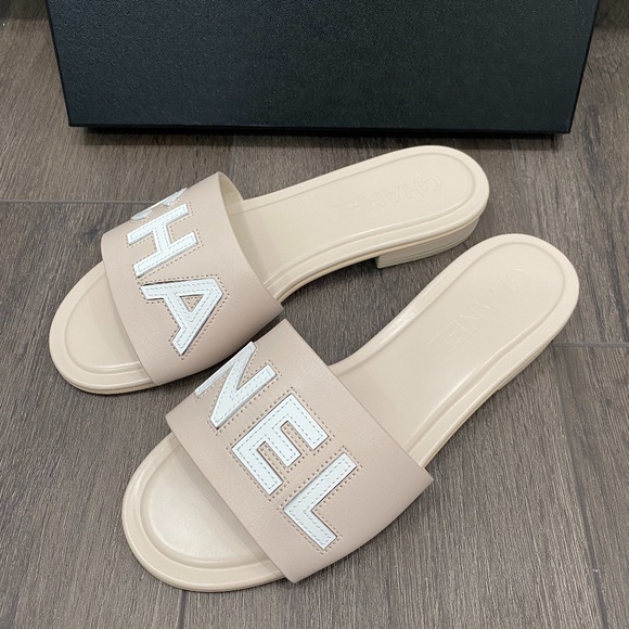 $1.3k CHANEL CHA NEL LOGO BEIGE LEATHER FLAT SHOES SLIDES MULES 38C - Picture 12 of 16